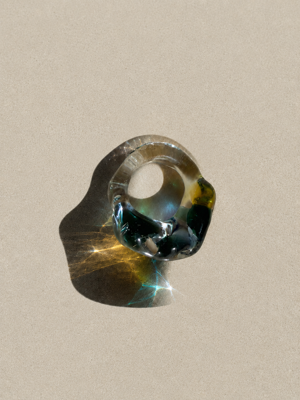 Anillo macizo de vidrio soplado en tonos azul verde y ámbar con sombra de color