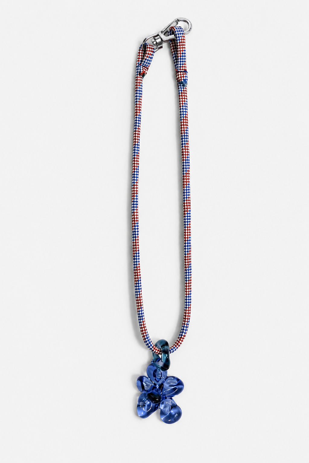 Collar de cordón trenzado rojo azul y blanco con colgante de flor de vidrio soplado azul